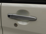 ドアハンドル リクエストスイッチでドアロックの開閉が可能です。