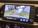 リバースギアに入れるだけで後方の表示へ切り替わります。夜間や雨の日の駐車も楽になりますよ。
