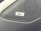 【BOSEサウンドシステム】メーカーオプションの高品位サウンドシステムを搭載。専用のチューニングが施された大小様々なスピーカーから良質なサウンドが奏でられ、臨場感あふれる音響空間を演出します。