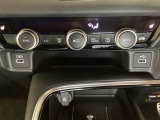 エアコン操作スイッチの近くにスマートフォンなどが置けるトレーと、充電可能なUSB端子、音源などの外部入力の可能なUSB端子が1個づつついています。