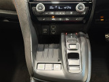 CVT車のセレクトレバーです。低速から高速まで、変速ショックのないスムーズな走りと、エンジン効率のよい領域を維持して燃費にも貢献します。
