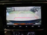 【バックカメラ】駐車時に後方がリアルタイム映像で確認できます。大型商業施設や立体駐車場での駐車時や、夜間のバック時に大活躍!運転スキルに関わらず、今や必須となった装備のひとつです!