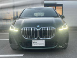 一体型フレームで縁取られたデザインの大型キドニーグリルを装備することで、アグレッシブな印象を演出しました。