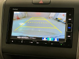 リバースギアに入れるだけで後方の表示へ切り替わります。夜間や雨の日の駐車も楽になりますよ。