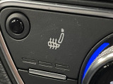 ●フロントシートヒーティング:運転席・助手席共に三段階で調節が可能なシートヒーターを装備しております。季節を問わず快適にご使用いただけます。