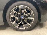 【BMWアロイホイル】軽量かつ強度に拘ったアロイホイル。走行性能ポテンシャルを引き出す設計。車の足元を引き締めてくれる大きなポイントはアロイホイルです。