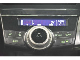 一度お好みの温度に設定すれば、車内の温度を検知し風量や温度を自動で調整。暑い&hellip;寒い&hellip;と何度もスイッチ操作をしなくても大丈夫です。