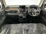【インパネ】運転のしやすさを最優先に設計された見晴らしの良いフロントビュー。車両間隔が掴みやすく狭い道でも安心♪「安全」と「品質」を最優先に、安心してお乗りいただけるクルマを提供いたします。