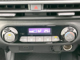 【オートエアコン】一度お好みの温度に設定すれば、車内の温度を検知し風量や温度を自動で調整。暑い&hellip;寒い&hellip;と何度もスイッチ操作をする必要はありません。快適な車内空間には必須の機能ですね♪