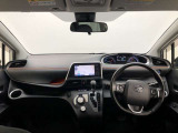 シンプルながら機能性あふれる運転席廻りです。視界性もよく、運転しやすいですよ。
