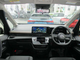 広いフロントガラスで視界良好でお出かけが楽しくなるセレナの運転席。