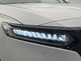 【LEDヘッドライト】悪天候や夜間走行時も良好な視界を確保し安心して運転できる高輝度LEDヘッドライトを装備!点灯速度が早く、消費電力も抑えられています。
