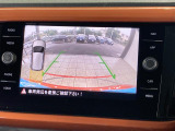 ギアをリバースに入れると車両後方の映像を映し出します。画面にはガイドラインが表示され、車庫入れや縦列駐車などの際に安全確認をサポートします。