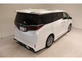 明るさが室内に溢れるムーンルーフですね。 暗い車内でも外の天候関係なく明るい光を取り入れることが出来ますね。 気持ちよくドライビングできますよ。