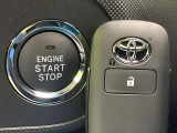 【スマートキー】カバンやポケットに入れたままでもドアの施錠・解錠が可能なスマートキーを装備。エンジンのオン・オフ時もカギを取り出す必要が無いからとっても便利です♪