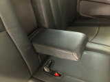 【アームレスト】運転時の疲労軽減にもなるアームレストがついています!