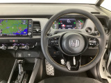【ハンドル】運転にかかわる様々な操作を安全に行えるように視点移動が少なく操作性に配慮されたスイッチ類が凝縮されたコックピットです。