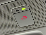 【SOSコール】スイッチを押すだけで専門のオペレータに接続。警察や消防に連絡し、緊急車両の手配をサポートします。クルマの位置情報もオペレータへの接続と同時に共有されるので、さらに安心です。