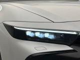 【4眼LEDヘッドライト】スタイリッシュな見た目の三眼LEDヘッドライトを装備♪スタイルだけでなく、夜間の走行も視界良好で安心してお乗りいただけます。
