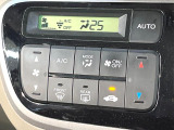 【オートエアコン】一度お好みの温度に設定すれば、車内の温度を検知し風量や温度を自動で調整。暑い&hellip;寒い&hellip;と何度もスイッチ操作をする必要はありません。快適な車内空間には必須の機能ですね♪