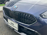 【LEDヘッドライト】先進のLEDテクノロジーを採用。放射される白色光の周波特性は太陽光に近く、バイキセノン・ヘッドライトを上回るコントラストで更に明るく輝きます!
