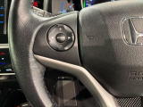ステアリングにオーディオ操作スイッチが付いています。オーディオ画面に直接タッチしなくても操作が出来ますので、運転に集中できます。