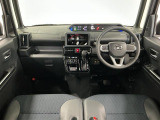 【インパネ】運転のしやすさを最優先に設計された見晴らしの良いフロントビュー。車両間隔が掴みやすく狭い道でも安心♪「安全」と「品質」を最優先に、安心してお乗りいただけるクルマを提供いたします。