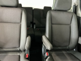 車外に出なくても運転席から3列目シートまで移動が可能です。子育てや荷物が多いときなど利便性が高いです