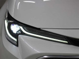 LEDヘッドランプには「オートマチックハイビームシステム」を搭載。夜間走行時にハイビームで走行可能と判断した場合、ロービームとハイビームを自動的に切り替え、前方視界確保をアシストします。