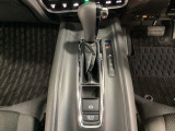 CVT車のセレクトレバーです。低速から高速まで、変速ショックのないスムーズな走りと、エンジン効率のよい領域を維持して燃費にも貢献します。サイドブレーキはスイッチ操作の電子制御パーキングブレーキです。