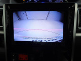 後退時に車両の後ろ側をモニター画面に表示します。車庫入れなどでバックする際に後方確認ができて便利です。車庫入れが苦手な人もこれで安心。