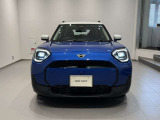 MINIのフロントグリルのデザインはイギリスで生まれた当初から、シルバーのサイドバーが折り重なった伝統的なデザインで御座います。その伝統はBMWのお車になってからでも少しずつ形を変えて守られております