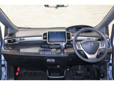 操作性に優れた運転席となります!小物入れや各ボタンの配置にこだわり、使いやすいです!座り心地もよく視認性も良好なのでロングドライブもお任せ下さい!