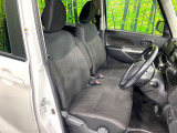 運転席まわりには十分なスペースがあり、大柄な方でもゆったり運転していただける環境です。