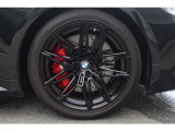 【BMWアロイホイール】軽量かつ強度に拘ったアロイホイール。走行性能ポテンシャルを引き出す設計。タイヤのサイドウォールが強化されたランフラットタイヤは、パンク時にタイヤがつぶれてもリムから外れません。