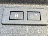 【パワーバックドア】スマートキーや運転席のボタンを押すだけでリアゲートが自動で開閉します!荷物を持っている時や、高い位置にあるバックドアを閉める際に便利な機能です♪