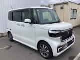 車幅いっぱいに伸びたフロントアクセサリLEDがボディーのワイド感を強調