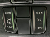 【両側パワースライドドア】スマートキーや運転席のスイッチで後席両側スライドドアの開閉が可能♪電動だから力を入れてドアを開ける必要が無く、小さなお子様でも簡単に開け閉めでき快適です♪