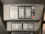 両側電動スライドドアは運転席から操作ができるよう、操作スイッチが付いています。Hondaセンシング用のVSA(ABS+TCS+横滑り抑制)解除と路外逸脱抑制機能のオンオフスイッチなどがあります。