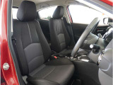 【清潔感のある運転席&助手席】隅々までクリーニングの行き届いた運転席&助手席。目立ったシミや汚れ等もございません。快適なドライブをどうぞ。