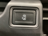 【片側パワースライドドア】片側がパワースライドドアになっており、運転席のスイッチやスマートキーでも開閉が可能です!開口部も広いので乗り降りも楽々♪