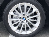 BMW純正17インチホイール。洗練されたデザインで、足元の個性を引き立てます。