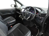 シンプルで使いやすいデザインの運転席です。
