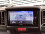インパネ中央にナビゲーション画面を搭載。見やすい位置に配置され、運転中の情報確認をサポートします。