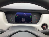 マルチインフォメーションディスプレイです。燃費や走行距離が分かり、半ドアなど車に異常がある際に警告してくれます。車に乗る楽しみが増えますね。