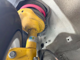 【ビルシュタイン製ダンパー】高速走行時の車両安定性を向上させてくれる人気の装備。街乗りの乗り心地も犠牲にせず、スポーティな走行をお楽しみいただけます♪