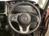 ハンドルにHondaセンシング系のクルーズコントロールやレーンキープアシストなどのスイッチと、オーディオの操作スイッチが装備されています。ハンドルから手を離さず安全に操作できます。