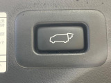 【パワーバックドア】スマートキーや運転席のボタンを押すだけでリアゲートが自動で開閉します!荷物を持っている時や、高い位置にあるバックドアを閉める際に便利な機能です♪
