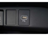 フロントにはナビ連携のUSB-Aソケットを備えています。