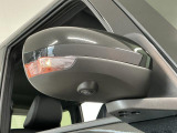 【ウインカーミラー】方向指示器をミラーのランプに点灯。対向車への視認性を高め、安心安全な方向転換をサポートします♪